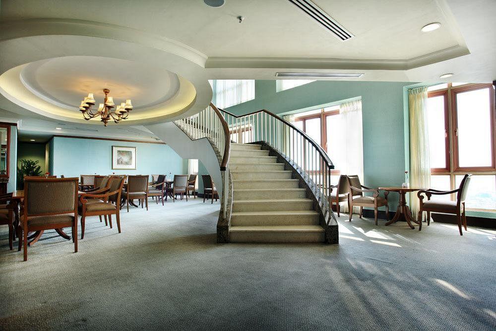Hotel Equatorial Melaka Экстерьер фото The interior of the clubhouse
