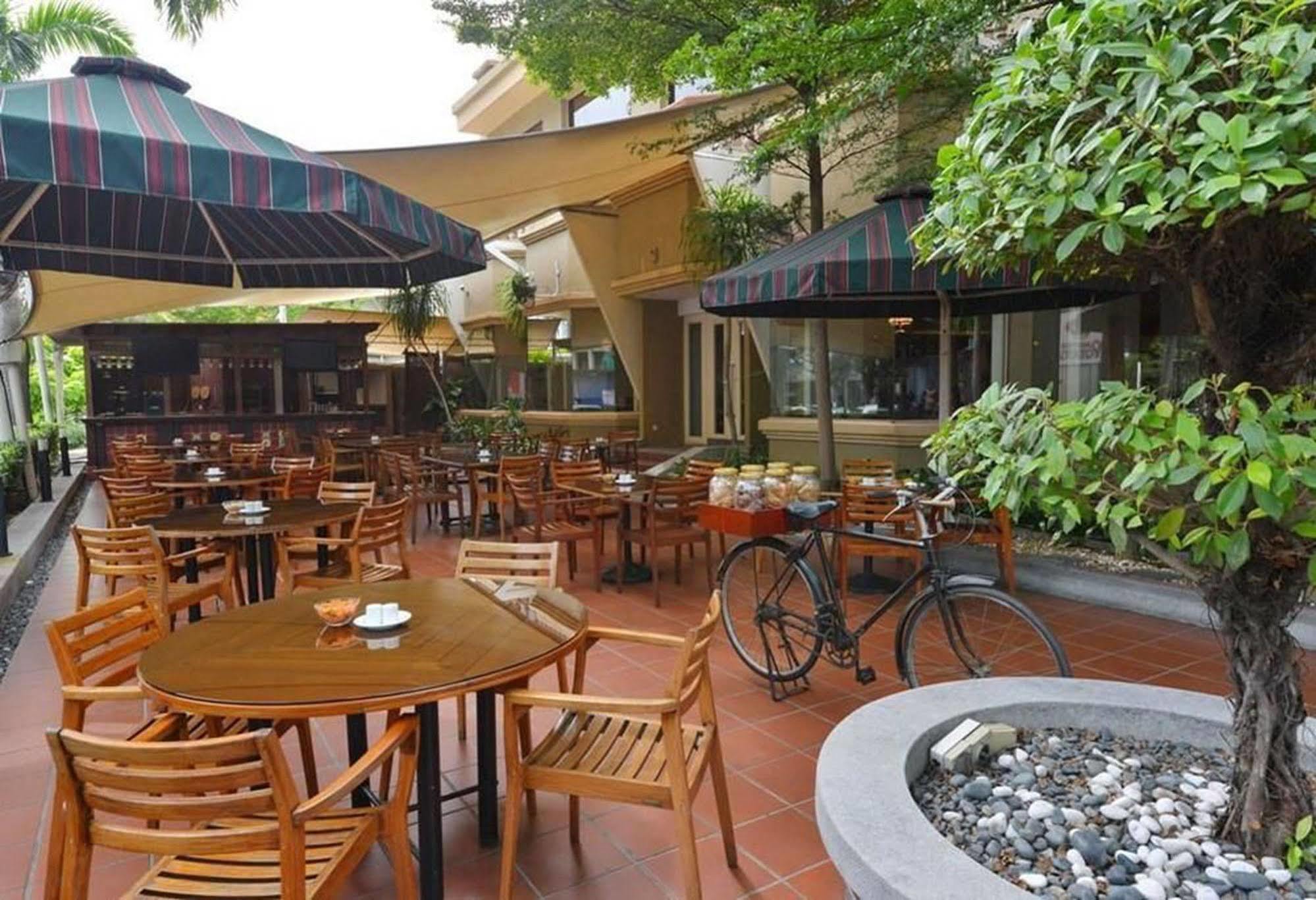 Hotel Equatorial Melaka Экстерьер фото The outdoor café at the hotel