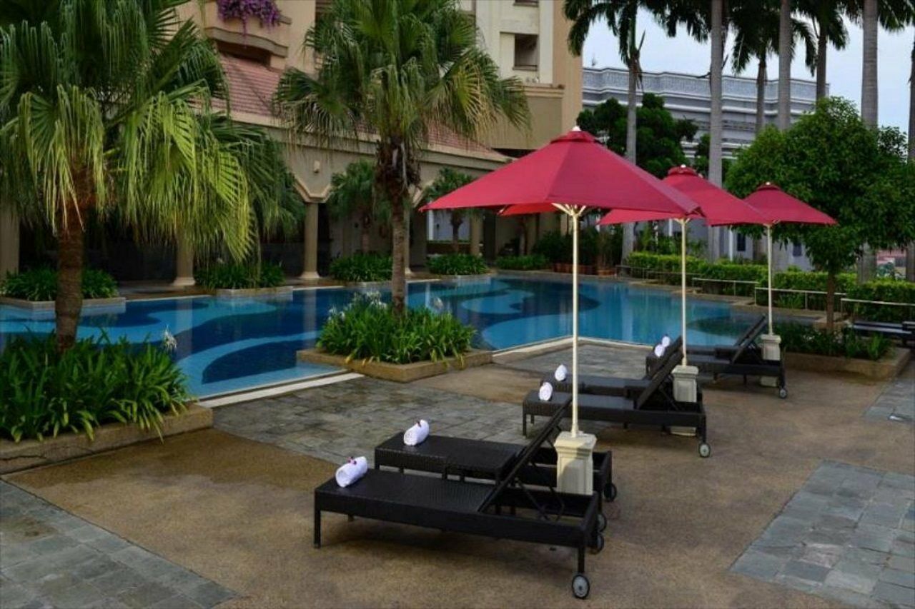 Hotel Equatorial Melaka Экстерьер фото The pool at the hotel